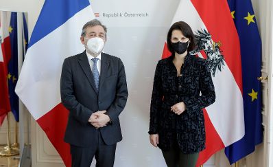 Am 15. Jänner 2022 empfing Bundesministerin Karoline Edtstadler (r.) den französischen Botschafter Gilles Pécout (l.) zu einem Gespräch.