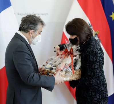 Am 15. Jänner 2022 empfing Bundesministerin Karoline Edtstadler (r.) den französischen Botschafter Gilles Pécout (l.) zu einem Gespräch.