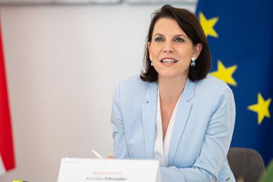 Am 2. Februar 2022 nahm Bundesministerin Karoline Edtstadler (im Bild) an der Videokonferenz zum Thema „Fit for 55“ teil.