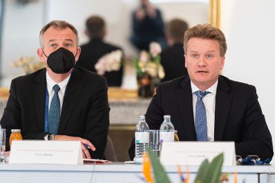 Am 2. Februar 2022 nahm Bundesministerin Karoline Edtstadler an der Videokonferenz zum Thema „Fit for 55“ teil. Im Bild Georg Knill, Präsident der Industriellenvereinigung (r.).