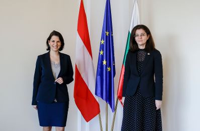 Am 3. Februar 2022 reiste Bundesministerin Karoline Edtstadler (l.) zu einem Arbeitsbesuch nach Sofia. Im Bild mit der bulgarischen Außenministerin Teodora Genchovska (r.).