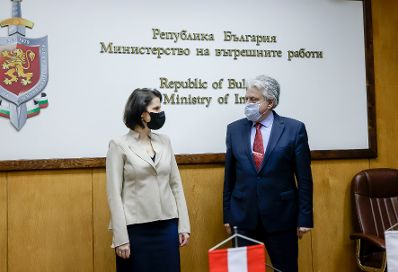Am 4. Februar 2022 reiste Bundesministerin Karoline Edtstadler (l.) zu einem Arbeitsbesuch nach Sofia. Im Bild mit dem bulgarischen Innenminister Boyko Rashkov (r.).