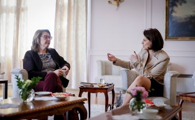 Am 4. Februar 2022 reiste Bundesministerin Karoline Edtstadler (r.) zu einem Arbeitsbesuch nach Sofia. Im Bild mit Vessela Tcherneva (l.).