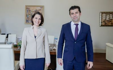 Am 4. Februar 2022 reiste Bundesministerin Karoline Edtstadler (l.) zu einem Arbeitsbesuch nach Sofia. Im Bild mit dem bulgarischen Premierminister Kiril Petkov (r.).