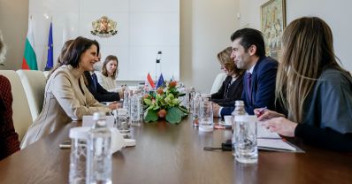 Am 4. Februar 2022 reiste Bundesministerin Karoline Edtstadler (l.) zu einem Arbeitsbesuch nach Sofia. Im Bild mit dem bulgarischen Premierminister Kiril Petkov (2.v.r.).