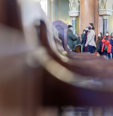 Am 4. Februar 2022 reiste Bundesministerin Karoline Edtstadler zu einem Arbeitsbesuch nach Sofia. Im Bild beim Besuch der Synagoge in Sofia.