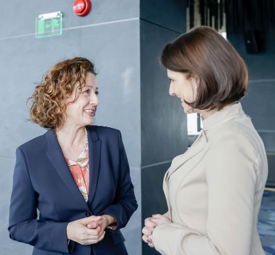 Am 4. Februar 2022 reiste Bundesministerin Karoline Edtstadler (r.) zu einem Arbeitsbesuch nach Sofia. Im Bild mit der bulgarischen Vizeaußenministerin Irena Dimitrova (l.).