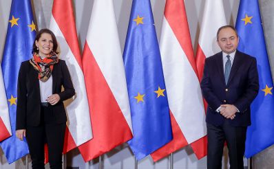 Am 14. Februar 2022 reiste Bundesministerin Karoline Edtstadler (l.) zu einem Arbeitsbesuch nach Warschau. Im Bild mit dem polnischen Europaminister Konrad Szymañski (r.).