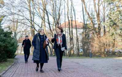Am 14. Februar 2022 reiste Bundesministerin Karoline Edtstadler (r.) zu einem Arbeitsbesuch nach Warschau. Im Bild mit der Vizerektorin des College of Europe Natolin, Ewa Oœniecka-Tamecka (l.).
