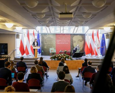 Am 14. Februar 2022 reiste Bundesministerin Karoline Edtstadler (l.) zu einem Arbeitsbesuch nach Warschau. Im Bild mit der Vizerektorin des College of Europe Natolin, Ewa Oœniecka-Tamecka (r.).