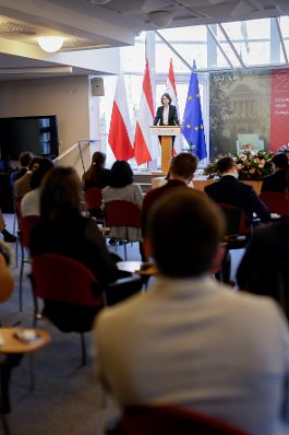 Am 14. Februar 2022 reiste Bundesministerin Karoline Edtstadler (im Bild) zu einem Arbeitsbesuch nach Warschau. Im Bild mit der Vizerektorin des College of Europe Natolin, Ewa Oœniecka-Tamecka.