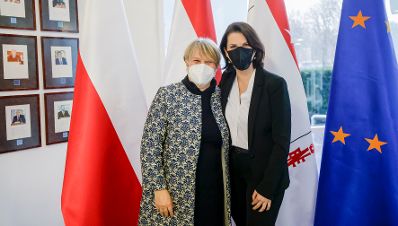 Am 14. Februar 2022 reiste Bundesministerin Karoline Edtstadler (r.) zu einem Arbeitsbesuch nach Warschau. Im Bild mit der Vizerektorin des College of Europe Natolin, Ewa Oœniecka-Tamecka (l.).