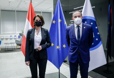 Am 14. Februar 2022 reiste Bundesministerin Karoline Edtstadler (l.) zu einem Arbeitsbesuch nach Warschau. Im Bild mit dem Frontex Direktor Fabrice Leggeri (r.).