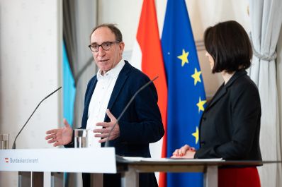 Am 9. März 2022 nahmen Bundesministerin Karoline Edtstadler (r.) und Bundesminister Johannes Rauch (l.) am Pressefoyer nach dem Ministerrat teil.