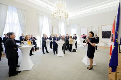 Am 10. März 2022 lud Bundesministerin Karoline Edtstadler die EU Botschafterinnen und Botschafter zu einem Gespräch ein.