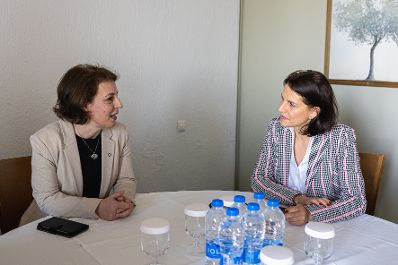 Am 7. April 2022 reiste Bundesministerin Karoline Edtstadler (r.) zu einem Arbeitsbesuch nach Delphi. Im Bild mit der kosovarischen Ministerin für Auswärtige Angelegenheiten und Diaspora Donika Gërvalla-Schwarz