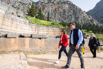 Am 7. April 2022 reiste Bundesministerin Karoline Edtstadler (l.) zu einem Arbeitsbesuch nach Delphi. Im Bild beim Besuch einer Archäologische Ausgrabungsstätten.
