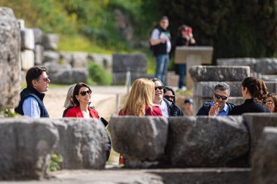 Am 7. April 2022 reiste Bundesministerin Karoline Edtstadler (2.v.l.) zu einem Arbeitsbesuch nach Delphi. Im Bild beim Besuch einer Archäologische Ausgrabungsstätten.