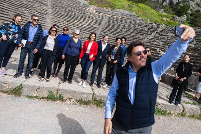 Am 7. April 2022 reiste Bundesministerin Karoline Edtstadler zu einem Arbeitsbesuch nach Delphi. Im Bild beim Besuch einer Archäologische Ausgrabungsstätten.