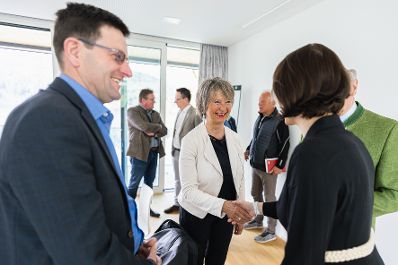 Am 21. April 2022 nahm Bundesministerin Karoline Edtstadler (r.) an den Millstätter Wirtschaftsgespräche teil.