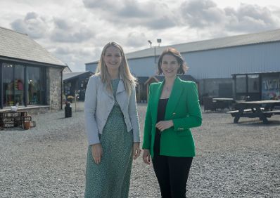 Am 25. April 2022 reiste Bundesministerin Karoline Edtstadler (r.) zu einem Arbeitsbesuch nach Dublin. Im Bild mit der irischen Justizministerin Helen McEntee (l.).