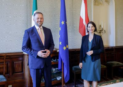 Am 25. April 2022 reiste Bundesministerin Karoline Edtstadler (r.) zu einem Arbeitsbesuch nach Dublin. Im Bild mit dem irischen Europaminister Thomas Byrne (l.).