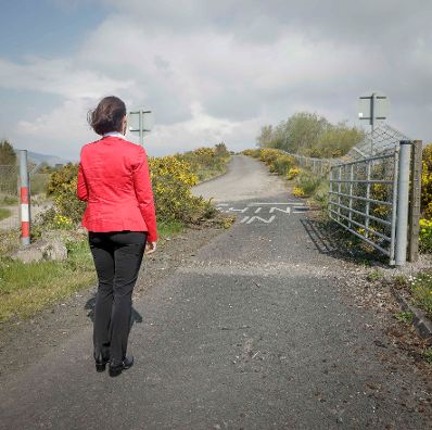 Am 26. April 2022 reiste Bundesministerin Karoline Edtstadler zu einem Arbeitsbesuch nach Irland/Nordirland. Im Bild an der Grenze.