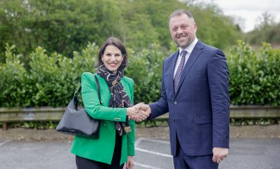 Am 25. April 2022 reiste Bundesministerin Karoline Edtstadler (l.) zu einem Arbeitsbesuch nach Dublin. Im Bild mit dem irischen Europaminister Thomas Byrne (r.).