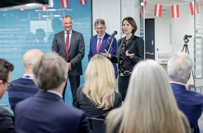 Am 27. April 2022 reiste Bundesministerin Karoline Edtstadler (im Bild) zu einem Arbeitsbesuch nach London. Im Bild Offizielle Eröffnung des neuen Büros von Frequentis UK.