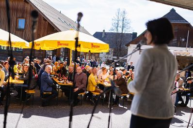 Am 29. April 2022 besuchte Bundesministerin Karoline Edtstadler (r.) im Rahmen ihres Bundesländertags in Salzburg die Eröffnung des Hofladen der Lungauer Landwirtschaftsgenossenschaft in der Landwirtschaftlichen Fachschule in Tamsweg.