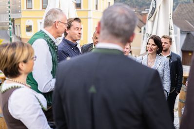 Am 29. April 2022 besuchte Bundesministerin Karoline Edtstadler (r.) im Rahmen ihres Bundesländertags in Salzburg die Touristiker im Gemeindeamt St. Michael.