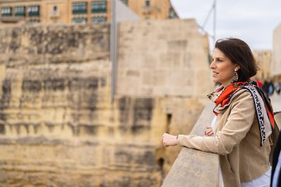 Am 1. Mai 2022 reiste Bundesministerin Karoline Edtstadler zu einem Arbeitsbesuch nach Valletta. Im Bild beim Rundgang durch Valletta.
