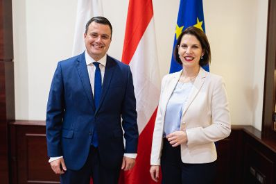 Am 2. Mai 2022 reiste Bundesministerin Karoline Edtstadler (r.) zu einem Arbeitsbesuch nach Valetta. Im Bild mit dem maltesischen Innenminister Byron Camilleri (l.).