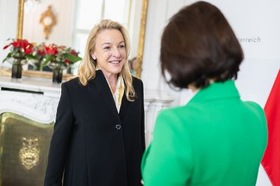 Am 04. Mai 2022 traf Bundesministerin Karoline Edtstadler (r.) die Präsidentin der Salzburger Festspiele, Kristina Hammer (.).