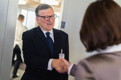 Am 5. Mai 2022 nahm Bundesministerin Karoline Edtstadler (r.) am Symposium in St. Gallen teil. Im Bild mit dem ehemaligen Präsident der Europäischen Kommission, José Manuel Barroso (l.).