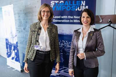 Am 5. Mai 2022 nahm Bundesministerin Karoline Edtstadler (r.) am Symposium in St. Gallen teil. Im Bild mit der Chief Executive Officer bei Lufthansa Cargo, Dorothea von Boxberg (l.).