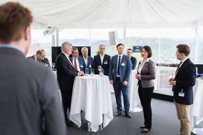 Am 5. Mai 2022 nahm Bundesministerin Karoline Edtstadler (2.v.r.) am Symposium in St. Gallen teil.
