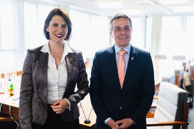 Am 5. Mai 2022 nahm Bundesministerin Karoline Edtstadler (l.) am Symposium in St. Gallen teil. Im Bild mit dem schweizer Bundespräsidenten Ignazio Cassis (r.).