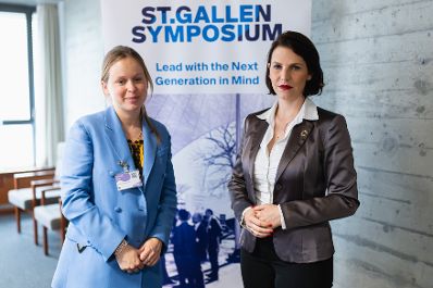 Am 5. Mai 2022 nahm Bundesministerin Karoline Edtstadler (r.) am Symposium in St. Gallen teil. Im Bild mit Jelysaweta Jasko (l.).