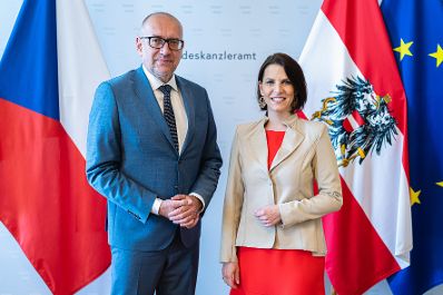Am 16. Mai 2022 empfing Bundesministerin Karoline Edtstadler (r.) den Europaminister der Tschechischen Republik, Mikuláš Bek (l.) zu einem Arbeitsgespräch.