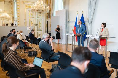 Am 16. Mai 2022 nahmen Bundesministerin Karoline Edtstadler (r.) und der Europaminister der Tschechischen Republik, Mikuláš Bek (l.) an einer Pressekonferenz teil.