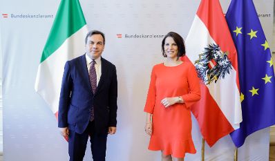 Am 16. Mai 2022 empfing Bundesministerin Karoline Edtstadler (r.) den italienischen Staatssekretär für europäische Angelegenheiten, Vincenzo Amendola (l.) zu einem Gespräch.