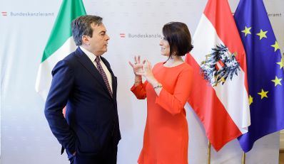 Am 16. Mai 2022 empfing Bundesministerin Karoline Edtstadler (r.) den italienischen Staatssekretär für europäische Angelegenheiten, Vincenzo Amendola (l.) zu einem Gespräch.