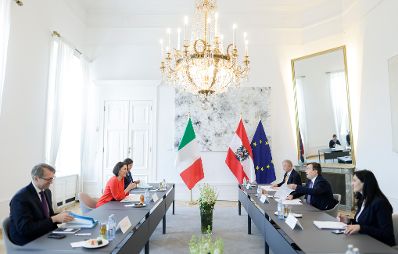 Am 16. Mai 2022 empfing Bundesministerin Karoline Edtstadler (2.v.l.) den italienischen Staatssekretär für europäische Angelegenheiten, Vincenzo Amendola (2.v.r.) zu einem Gespräch.