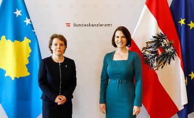 Am 24. Mai 2022 empfing Bundesministerin Karoline Edtstadler (r.) die kosovarische stellvertretende Ministerpräsidentin, Donika Gërvalla-Schwarz (l.) zu einem Gespräch.