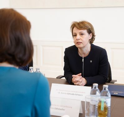 Am 24. Mai 2022 empfing Bundesministerin Karoline Edtstadler (l.) die kosovarische stellvertretende Ministerpräsidentin, Donika Gërvalla-Schwarz (r.) zu einem Gespräch.