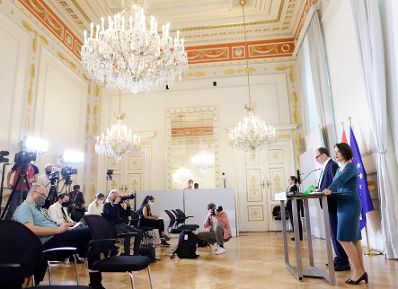 Am 24. Mai 2022 fand eine Pressekonferenz zum Thema „Impf- und Maskenpflicht“ mit Bundesministerin Karoline Edtstadler (r.) und Bundesminister Johannes Rauch (l.) statt.