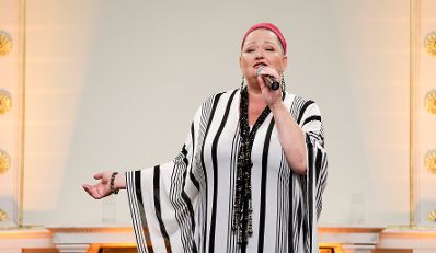 Am 26. Mai 2022 lud Bundesministerin Karoline Edtstadler zum Klangwelten Konzert in das Bundeskanzleramt ein. Im Bild Tini Kainrath.