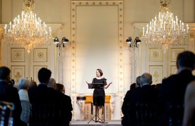 Am 26. Mai 2022 lud Bundesministerin Karoline Edtstadler (im Bild) zum Klangwelten Konzert in das Bundeskanzleramt ein.