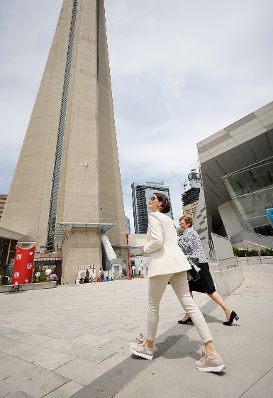 Am 26. Mai 2022 reiste Bundesministerin Karoline Edtstadler zu einem Arbeitsbesuch nach Toronto. Im Bild beim Rundgang durch Toronto.